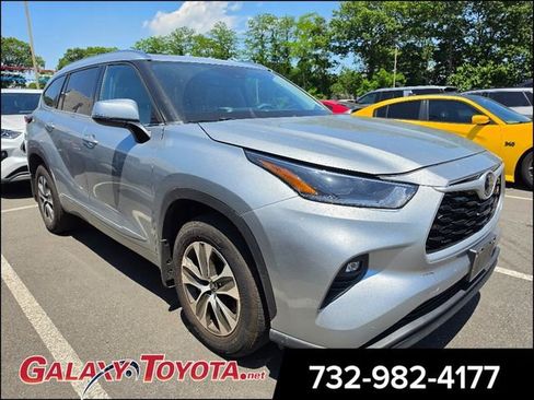Used 2021 Toyota Highlander XLE AWD/4WD image 1