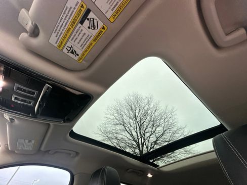 Used 2019 Land Rover Range Rover Velar S image 32