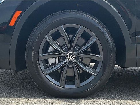 Used 2022 Volkswagen Tiguan SE w/ Panoramic Sunroof Package AWD/4WD image 8