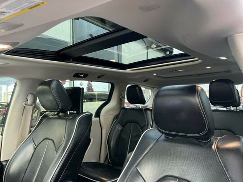 Used 2021 Chrysler Pacifica Limited w/ Uconnect Theater Family Group image 38