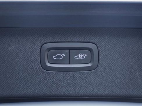 Used 2020 Volvo XC90 T6 Momentum image 12