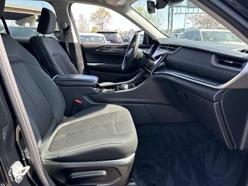 Used 2023 Jeep Grand Cherokee Laredo image 10