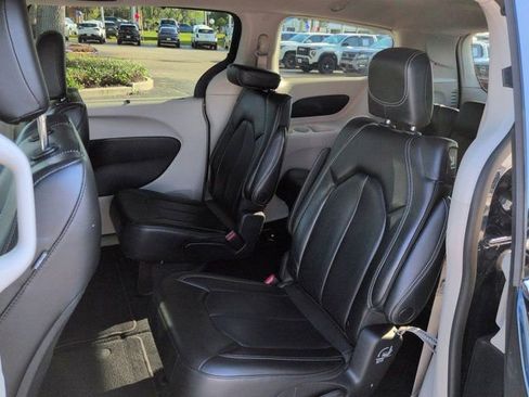 Used 2023 Chrysler Pacifica Touring-L FWD image 13