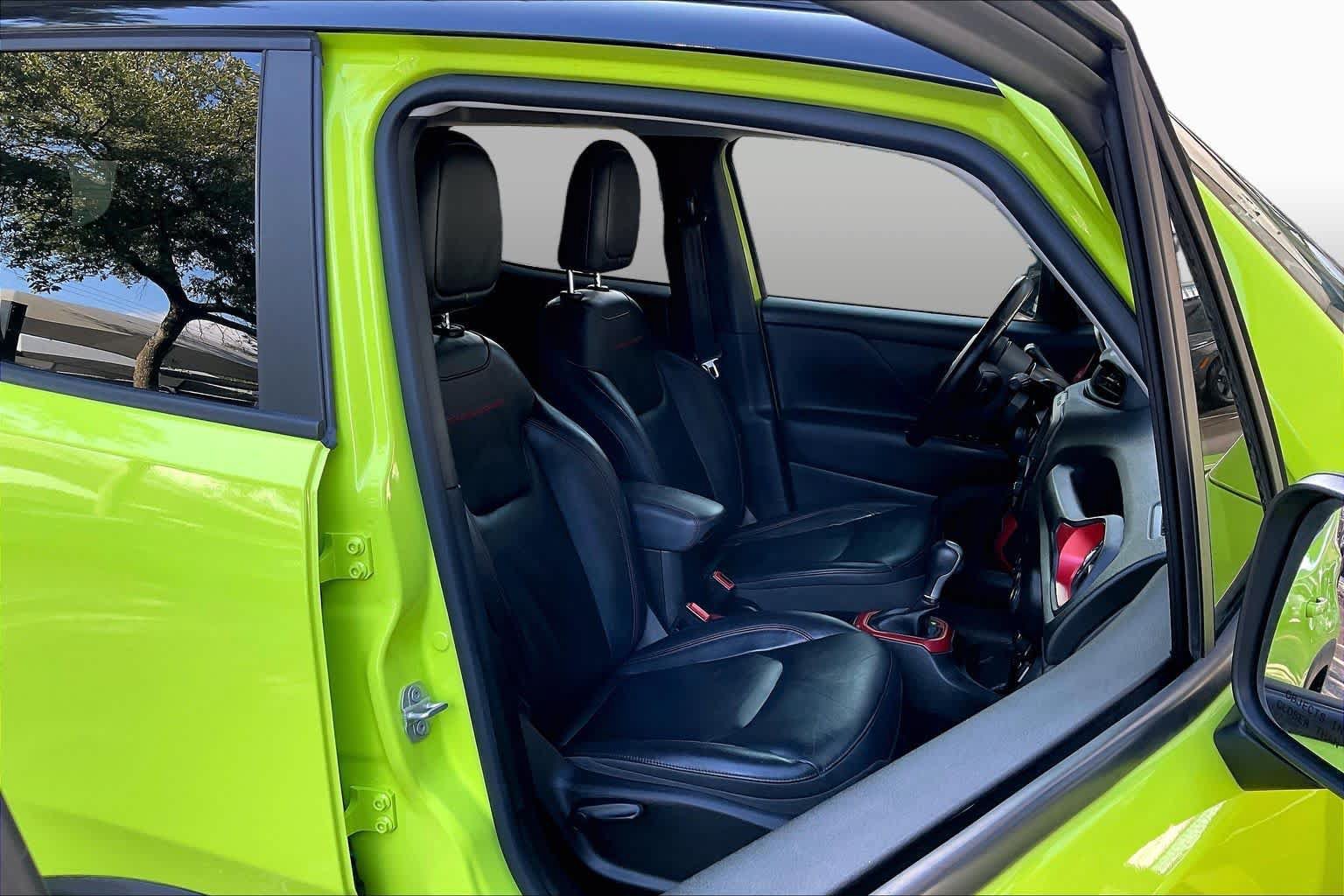 Used 2017 Jeep Renegade Trailhawk w/ Premium Trailhawk Package AWD/4WD image 9
