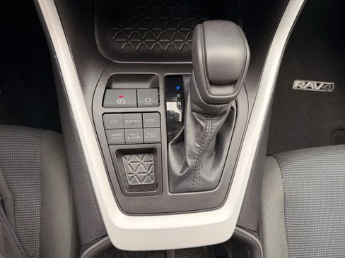 Used 2022 Toyota RAV4 LE w/ Carpet Mat Package (TMS) image 18