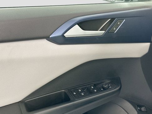 Used 2023 Volkswagen Taos SE w/ Panoramic Sunroof Package image 17