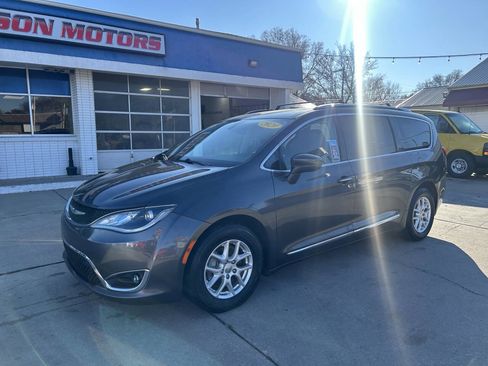 Used 2020 Chrysler Pacifica Touring-L image 2
