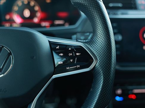 Used 2023 Volkswagen Tiguan SE R-Line image 22