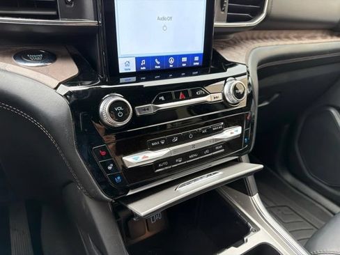 Used 2022 Ford Explorer Platinum w/ Equipment Group 601A AWD/4WD image 27