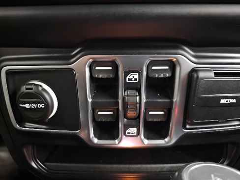 Used 2020 Jeep Wrangler Unlimited Sahara AWD/4WD image 22