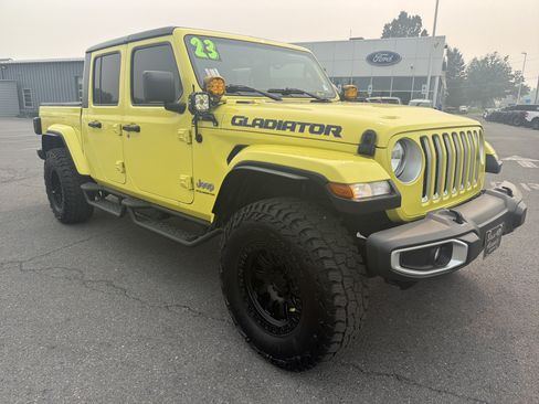 Used 2023 Jeep Gladiator Overland AWD/4WD image 1