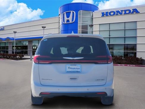 Used 2022 Chrysler Pacifica Limited image 5