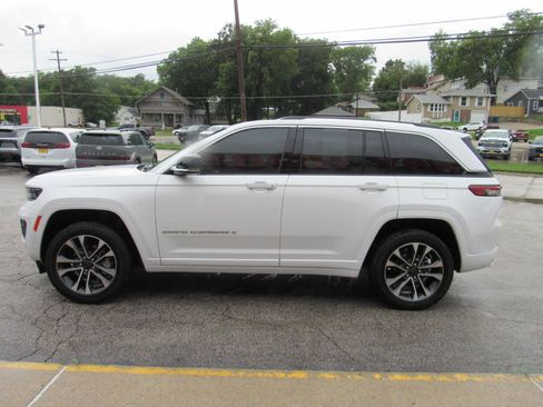 Used 2022 Jeep Grand Cherokee Overland AWD/4WD image 10