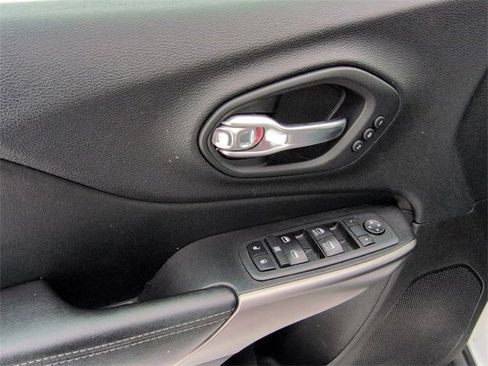 Used 2020 Jeep Cherokee Limited image 13