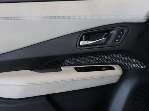 Used 2023 Nissan Ariya AWD image 13