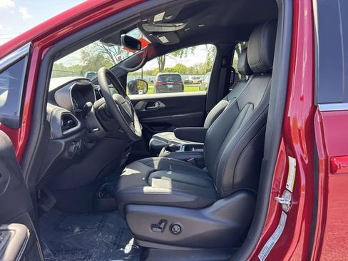 New 2027 Chrysler Pacifica Select FWD image 5