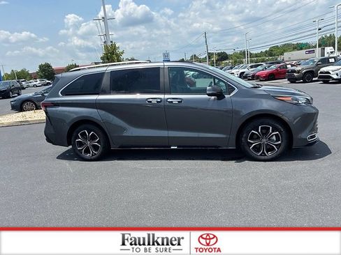 Used 2025 Toyota Sienna Platinum AWD/4WD image 6