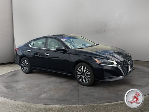 Used 2024 Nissan Altima 2.5 SV FWD image 1