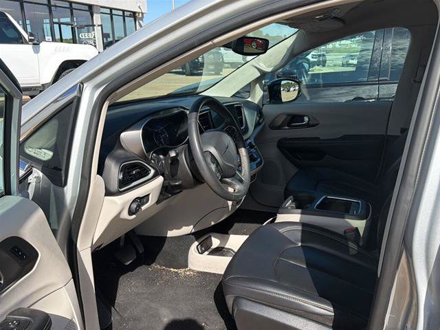 Used 2024 Chrysler Pacifica Touring-L FWD image 3