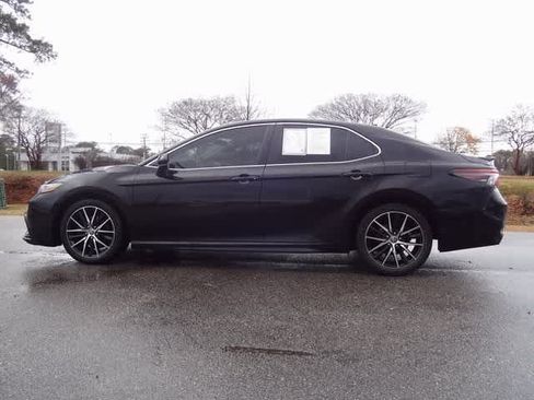 Used 2021 Toyota Camry SE image 2