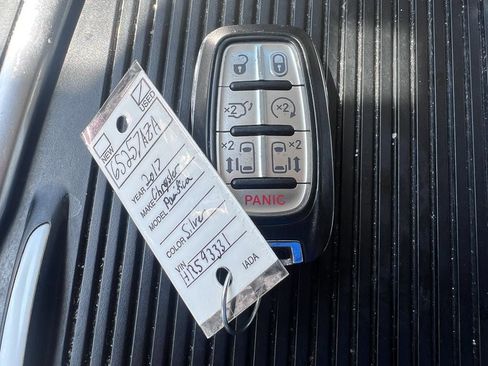 Used 2017 Chrysler Pacifica Limited w/ UConnect Theater Package FWD image 34