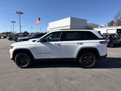 New 2025 Jeep Grand Cherokee Altitude image 9