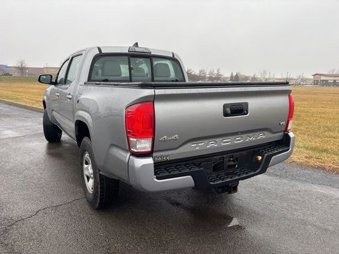 Used 2017 Toyota Tacoma SR image 7