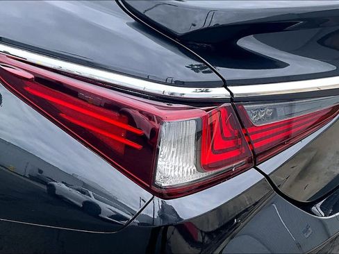 Used 2024 Lexus ES 300h w/ Premium Package image 29