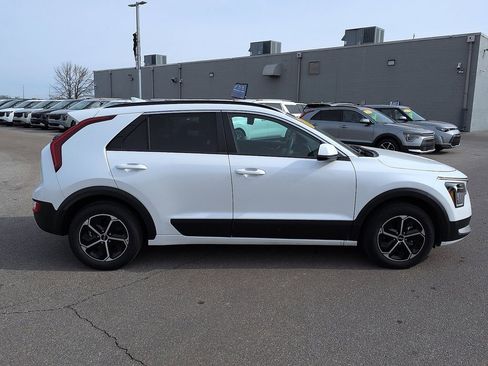 Used 2025 Kia Niro LX image 2