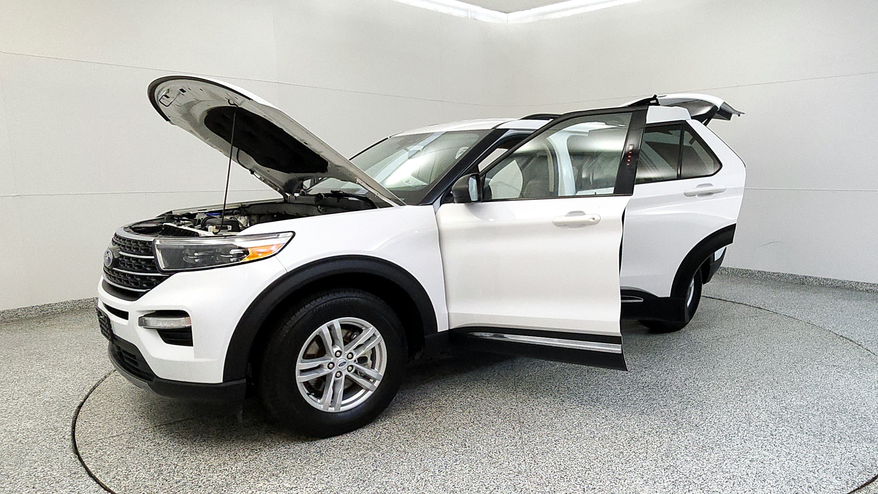 Used 2023 Ford Explorer XLT w/ Equipment Group 202A AWD/4WD image 10
