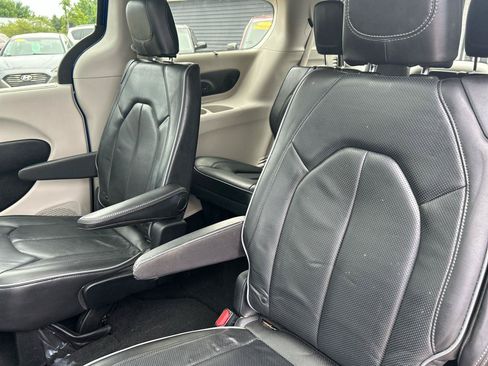 Used 2019 Chrysler Pacifica Limited w/ Tire & Wheel Group FWD image 24