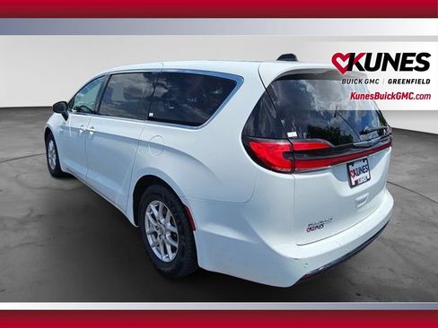 Used 2023 Chrysler Pacifica Touring-L FWD image 8