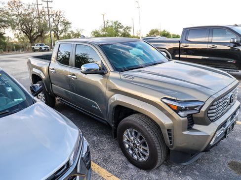 Certified 2025 Toyota Tacoma Limited AWD/4WD image 7