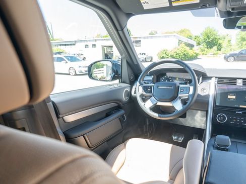 Certified 2025 Land Rover Discovery Dynamic SE AWD/4WD image 19