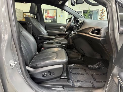Used 2020 Chrysler Pacifica Touring-L Plus w/ S Appearance Package FWD image 16