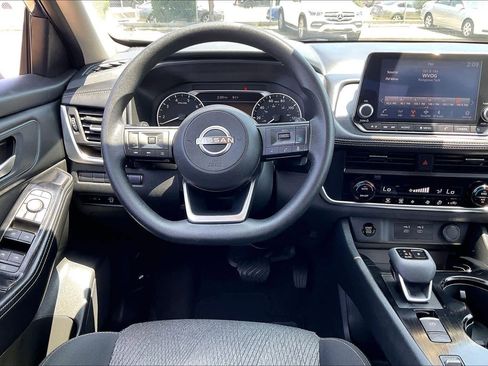Used 2024 Nissan Rogue SV FWD image 6