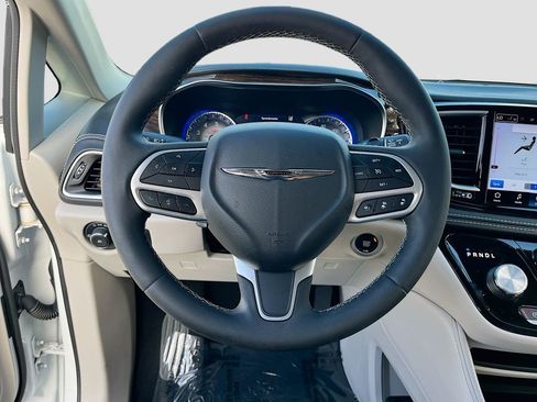 Used 2022 Chrysler Pacifica Limited image 11