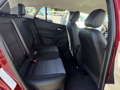Used 2025 Chevrolet Trax LT w/ LT Convenience Package image 26