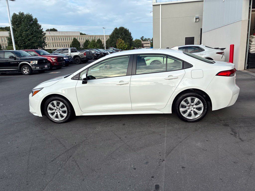 Used 2025 Toyota Corolla LE FWD image 15