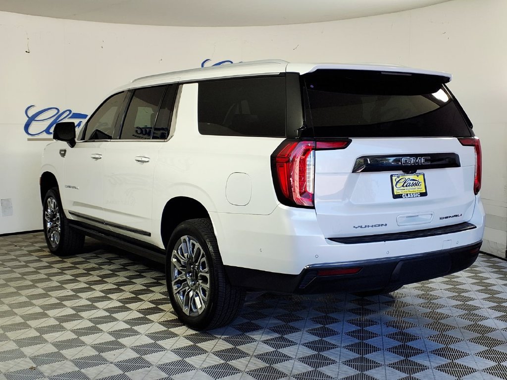 Used 2023 GMC Yukon XL Denali Ultimate AWD/4WD image 2