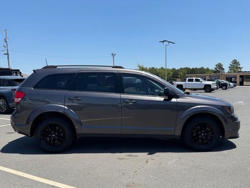 Used 2020 Dodge Journey SE w/ SE Popular Equipment Group FWD image 2