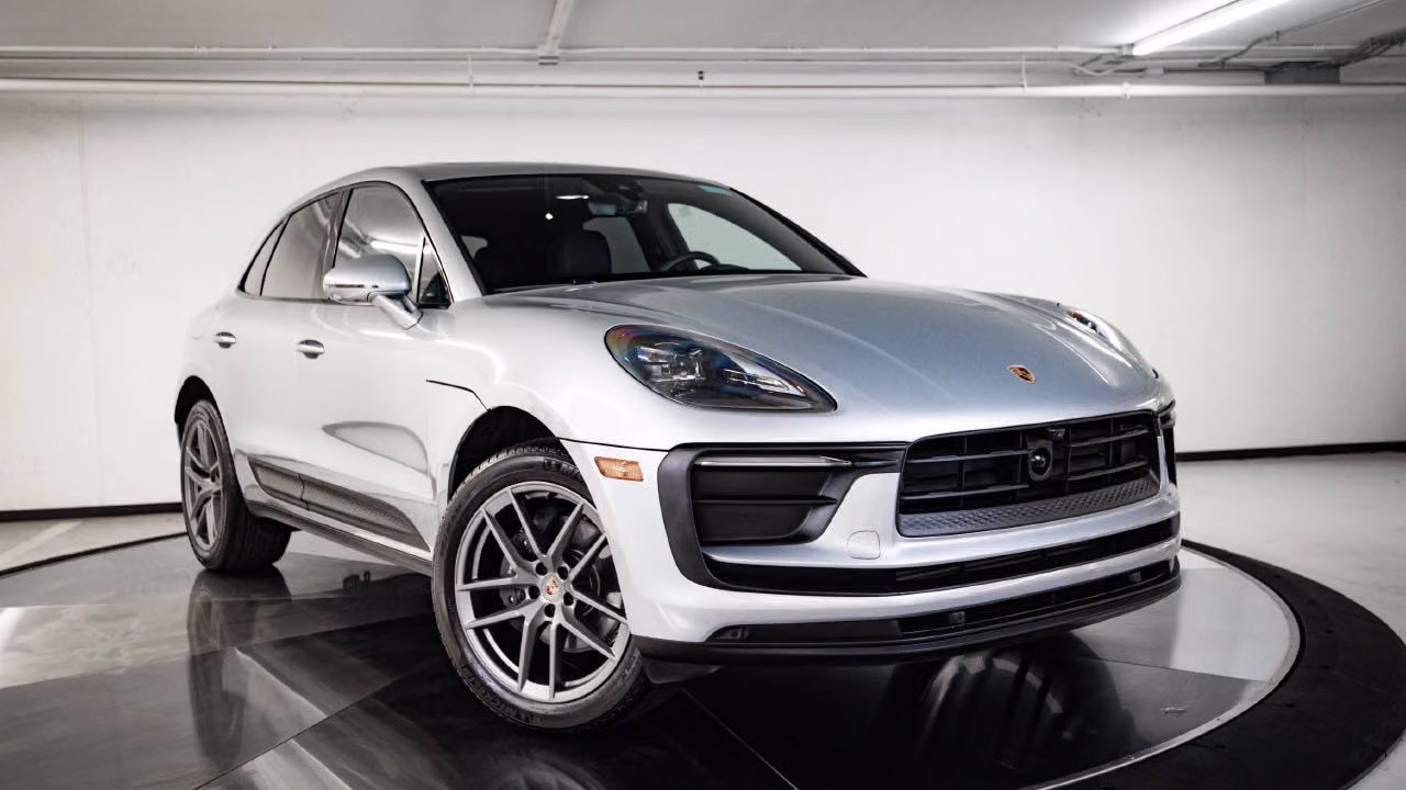 Certified 2026 Porsche Macan AWD/4WD image 9