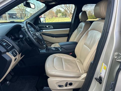 Used 2017 Ford Explorer XLT w/ Equipment Group 202A image 12