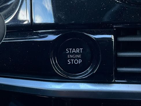 Used 2025 Nissan Pathfinder SV image 30