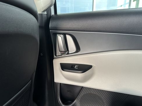 Used 2024 Kia Carnival LX image 37