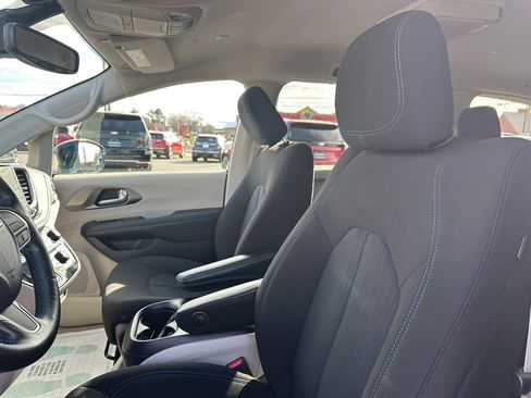 Used 2021 Chrysler Pacifica Touring image 17