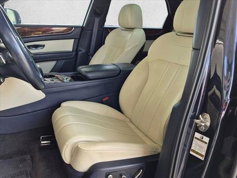 Used 2019 Bentley Bentayga AWD/4WD image 17