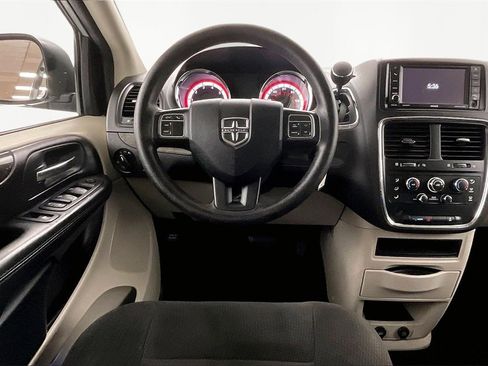 Used 2019 Dodge Grand Caravan SE w/ UConnect Hands-Free Group image 8
