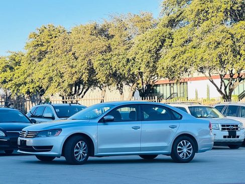 Used 2014 Volkswagen Passat 1.8T S image 4