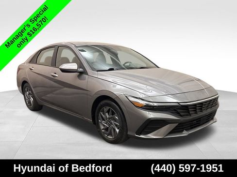 Used 2024 Hyundai Elantra SEL FWD image 3